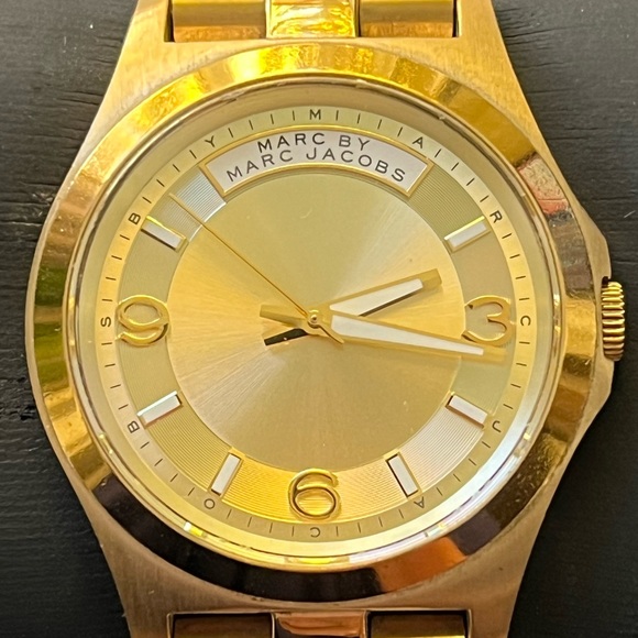 MARC by Marc Jacobs Women’s Wrist Watch. Gold-Toned Band. - Picture 11 of 12